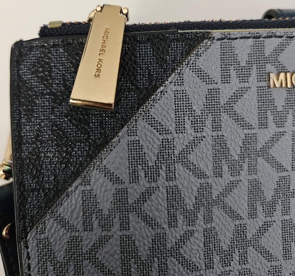 Michael Kors Large Ombré Wristlet - Picture 16 of 16